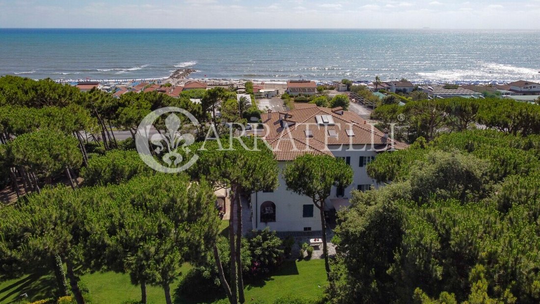 Villa in Ronchi, Massa, Italy 2 - 11541479