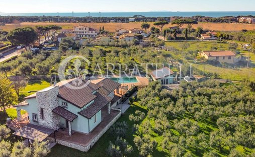 Villa in San Vincenzo, Tuscany, Italy 1