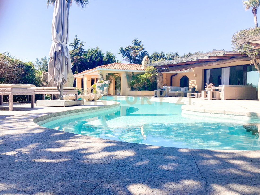 Villa in Aldo Moro Avenue, Olbia, Italy 1 - 16915092