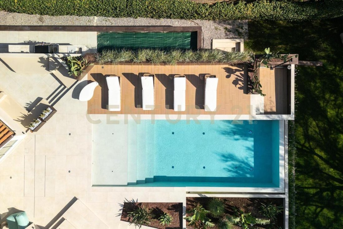 Villa in Aldo Moro Avenue, Olbia, Italy 4 - 16915091