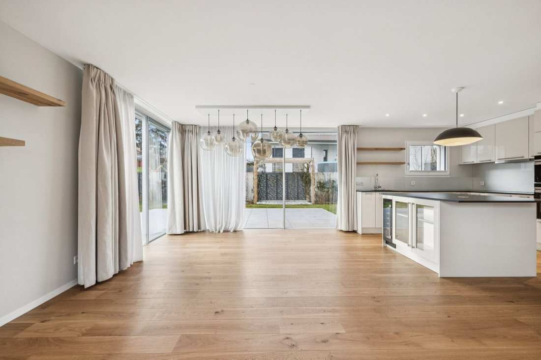 Superb Semi Detached Villa With Garden And Terrace