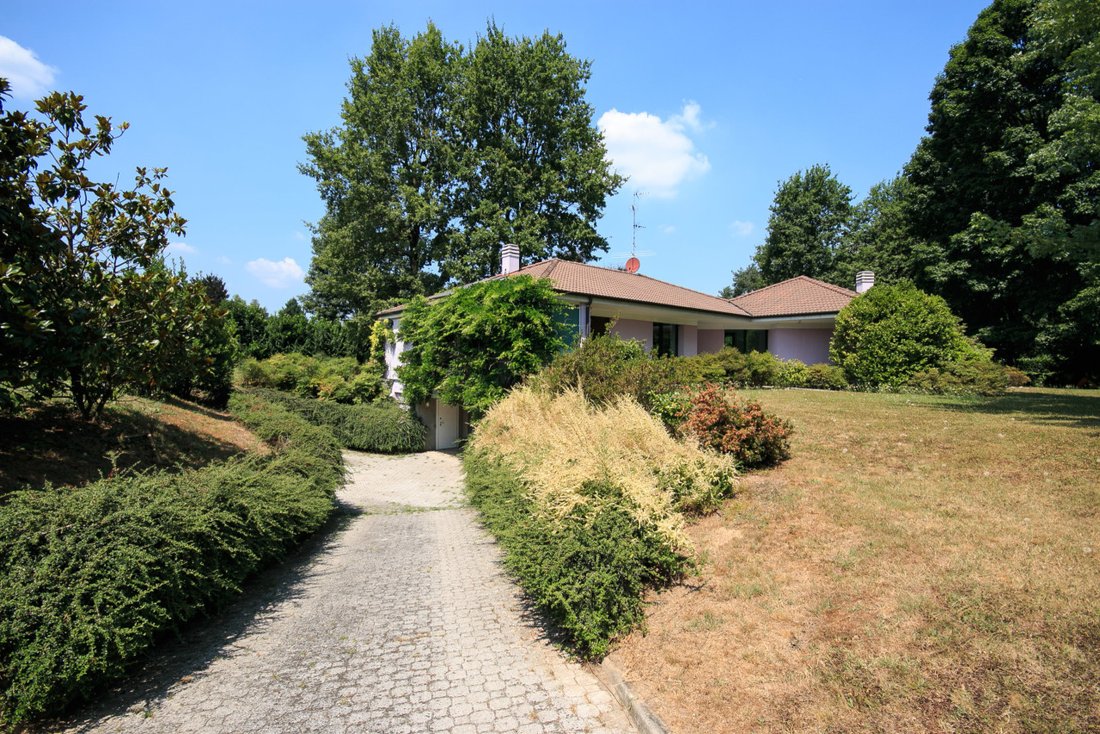 Villa in Guanzate, Lombardy, Italy 2 - 12094943