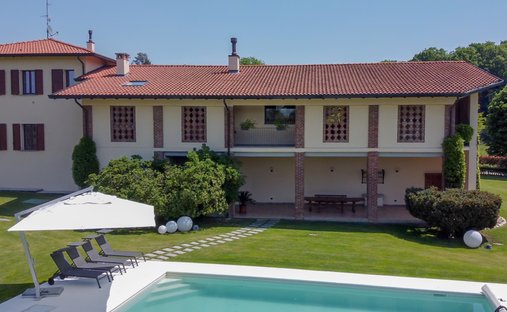 Villa in Venegono Superiore, Lombardy, Italy 1