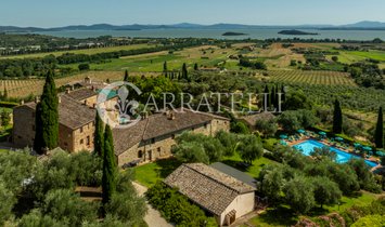 Casa di campagna a Tuoro sul Trasimeno, Umbria, Italia 1