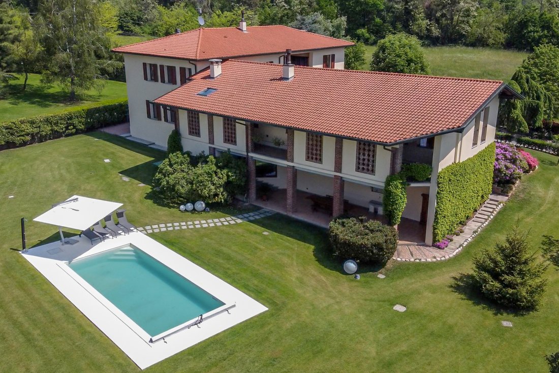 Villa in Venegono Superiore, Lombardy, Italy 1 - 12095075