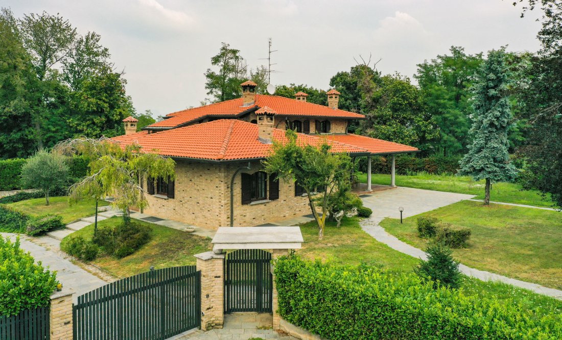Villa in Brenna, Lombardy, Italy 1 - 14211703
