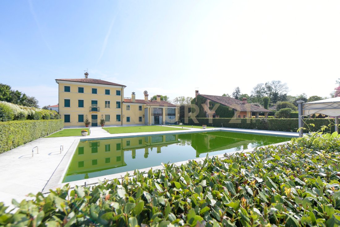 Villa in Pink, Veneto, Italy 3 - 16858530