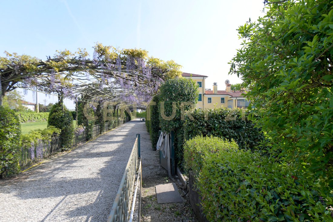 Villa in Pink, Veneto, Italy 1 - 16858530