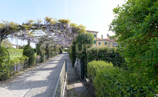 Villa in Pink, Veneto, Italy 1