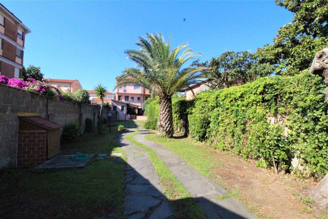Villa in Marina di Carrara, Tuscany, Italy 1 - 12471456