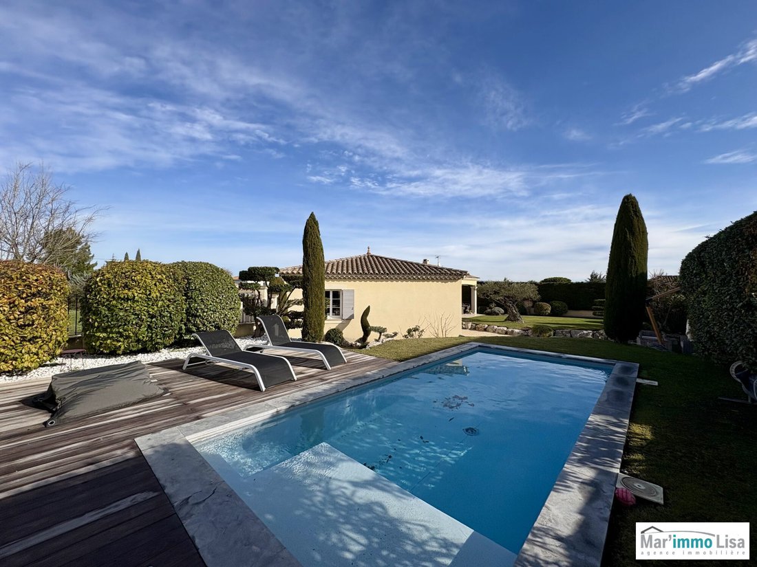 Villa in Saint-Saturnin-lès-Avignon, Provence-Alpes-Côte d'Azur, France 1 - 17112565