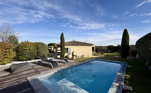 Villa in Saint-Saturnin-lès-Avignon, Provence-Alpes-Côte d'Azur, France 1