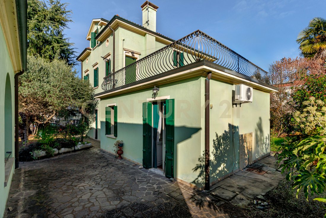 Villa in Treviso, Veneto, Italy 2 - 16858592