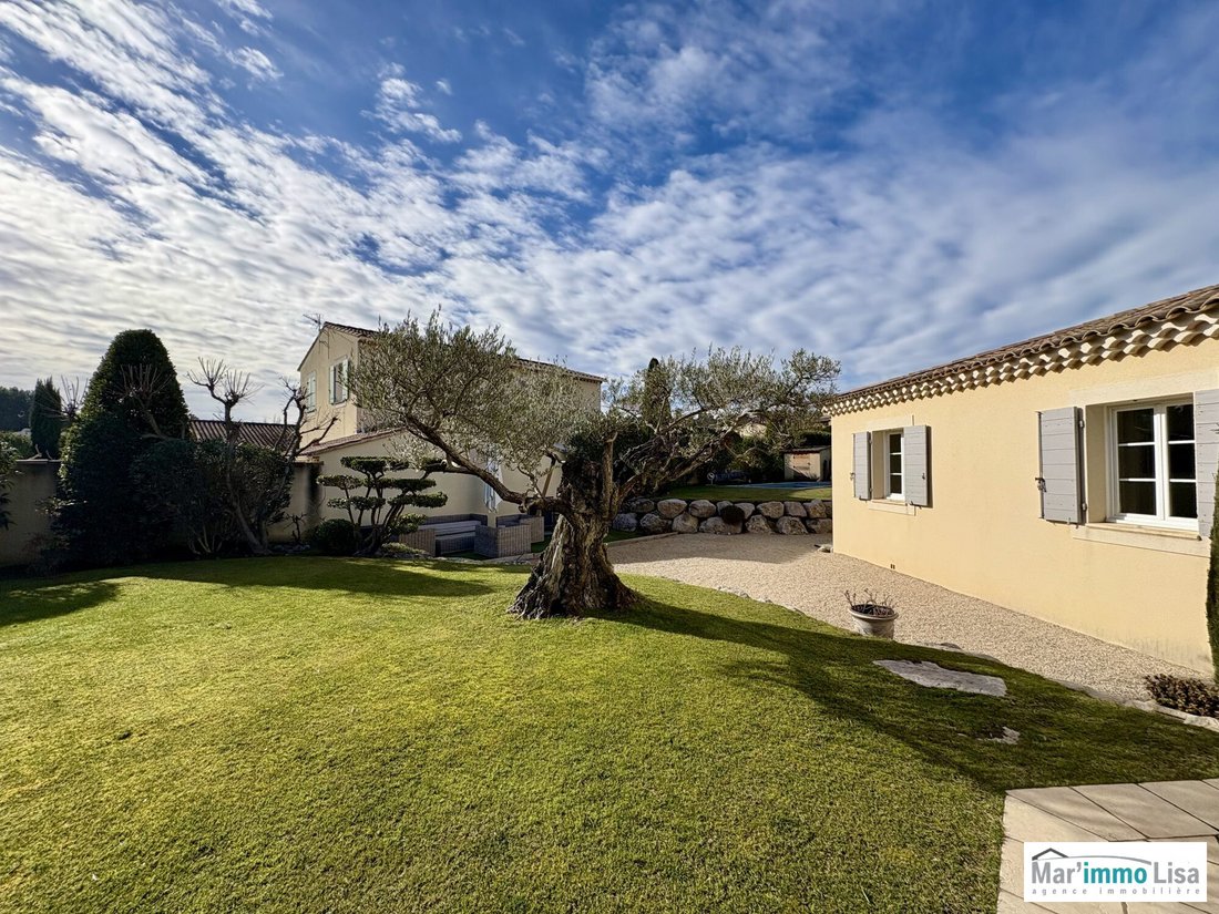 Villa in Saint-Saturnin-lès-Avignon, Provence-Alpes-Côte d'Azur, France 5 - 17112565
