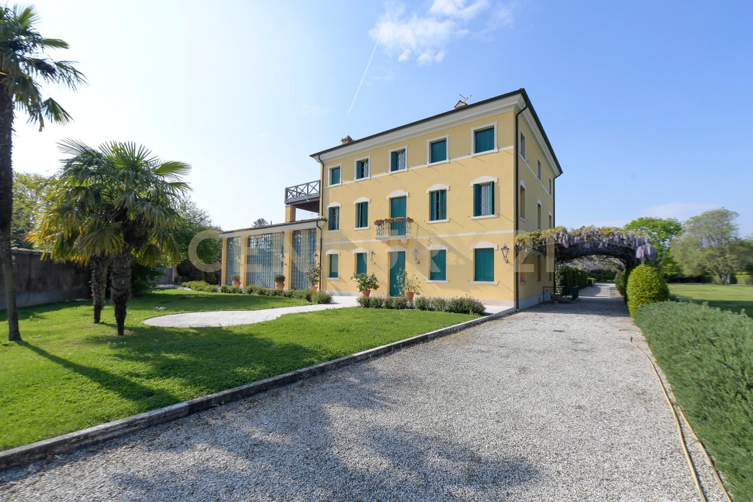 Villa in Pink, Veneto, Italy 2 - 16858530