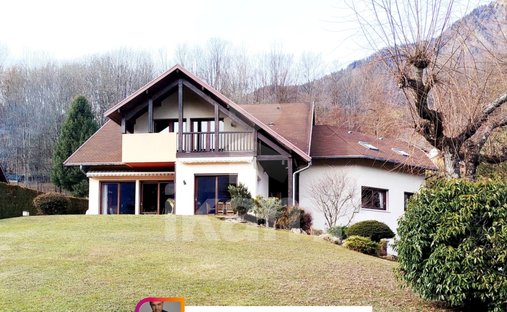House in Mercury, Auvergne-Rhône-Alpes, France 1