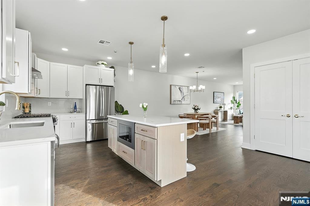 Condo in North Arlington, New Jersey, United States 2 - 17134390