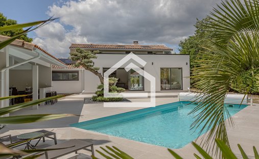 House in Saint-Medard-en-Jalles, Nouvelle-Aquitaine, France 1