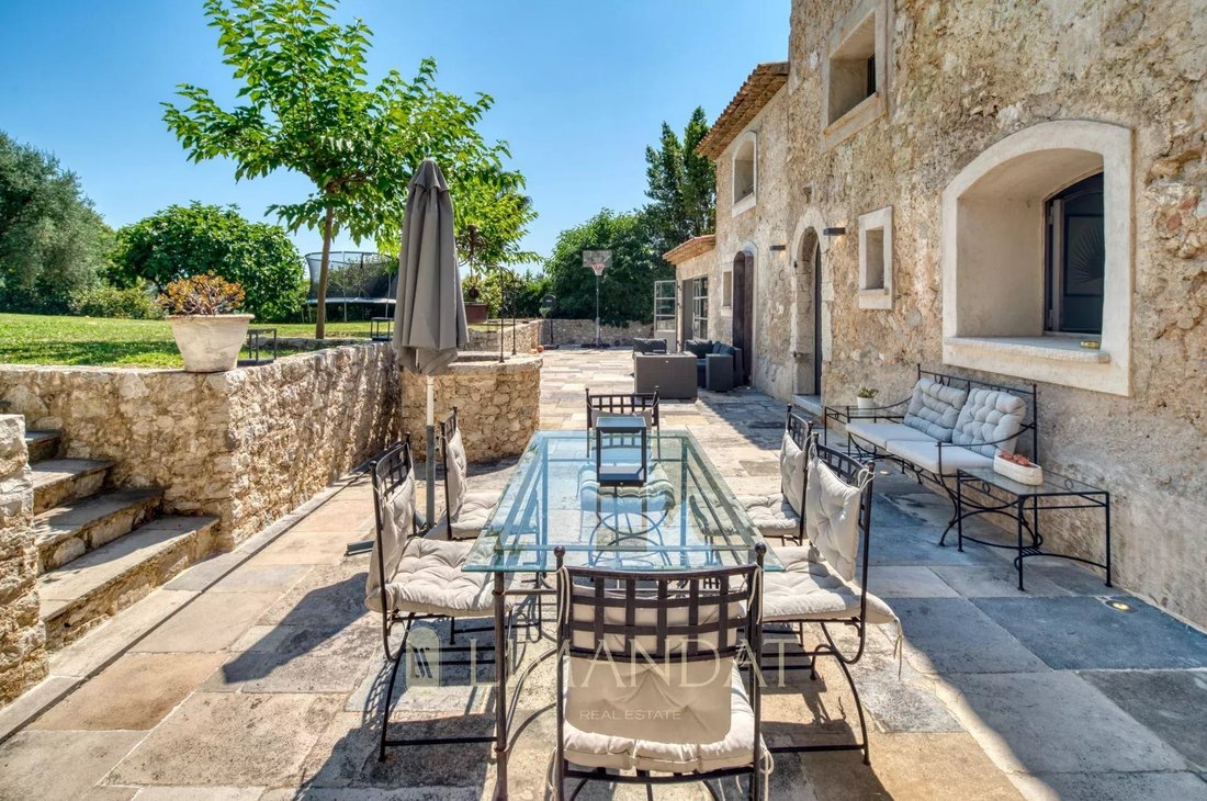 Villa in Saint-Paul-de-Vence, Provence-Alpes-Côte d'Azur, France 2 - 16879681