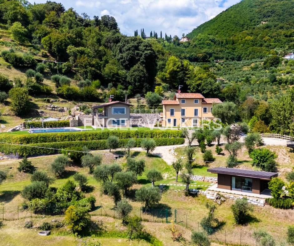Villa in Gardone Riviera, Lombardy, Italy 1 - 17133692