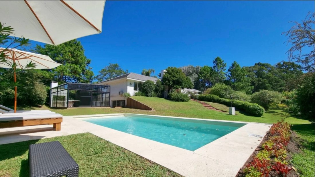 Villa in Punta del Este, Maldonado Department, Uruguay 1 - 15406183