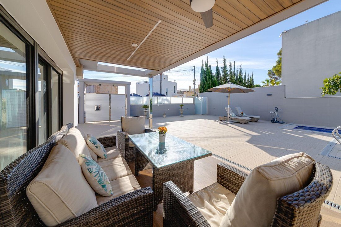 Villa in Torrevieja, Valencian Community, Spain 5 - 17136095