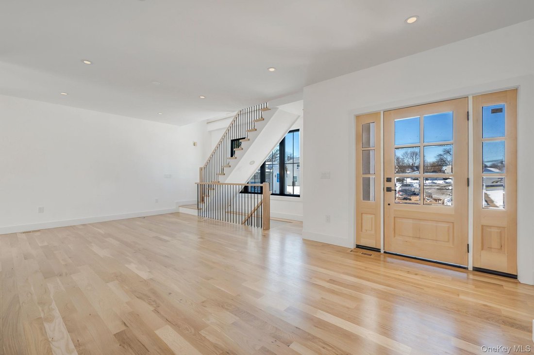 House in Levittown, New York, United States 4 - 17133091