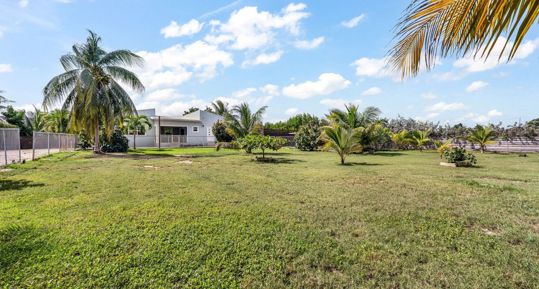 House in Savannah, Bodden Town, Cayman Islands 1 - 17135541