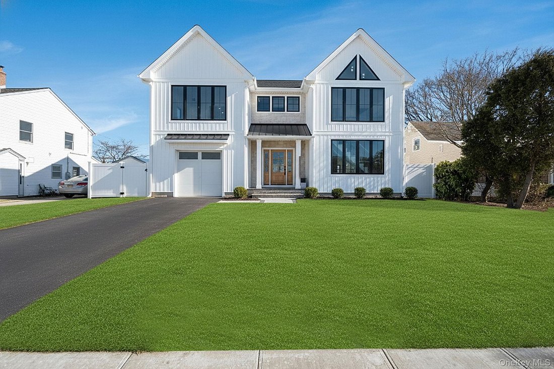 House in Levittown, New York, United States 2 - 17133091
