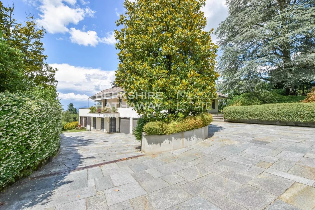 Villa in Buguggiate, Lombardy, Italy 2 - 17135761