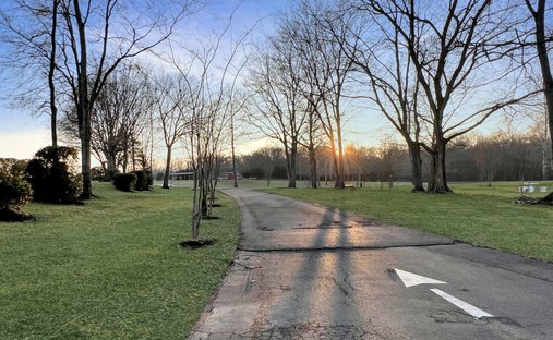 Farm Ranch in Paris, Tennessee, United States 1