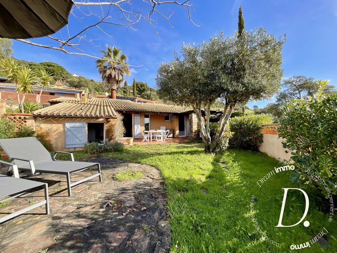 House in La Londe-les-Maures, Provence-Alpes-Côte d'Azur, France 1 - 17137007