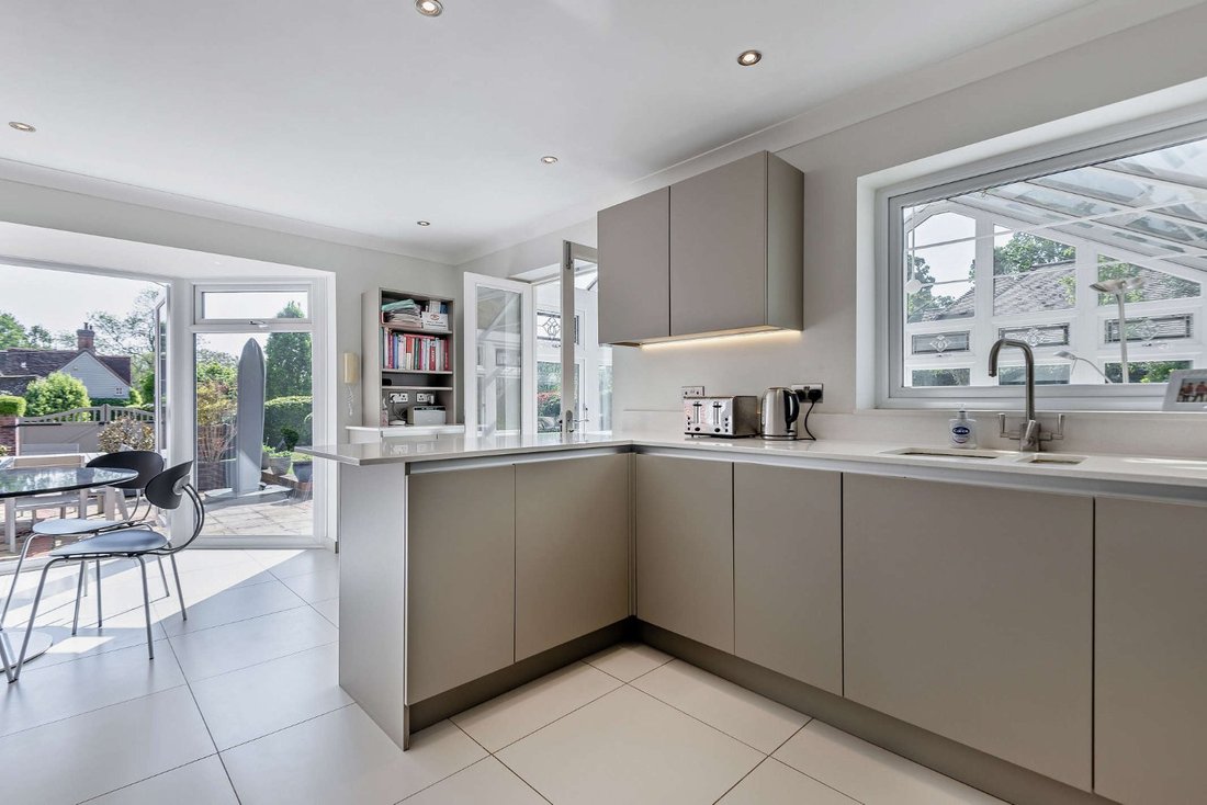 House in Upper Basildon, England 3 - 17139773