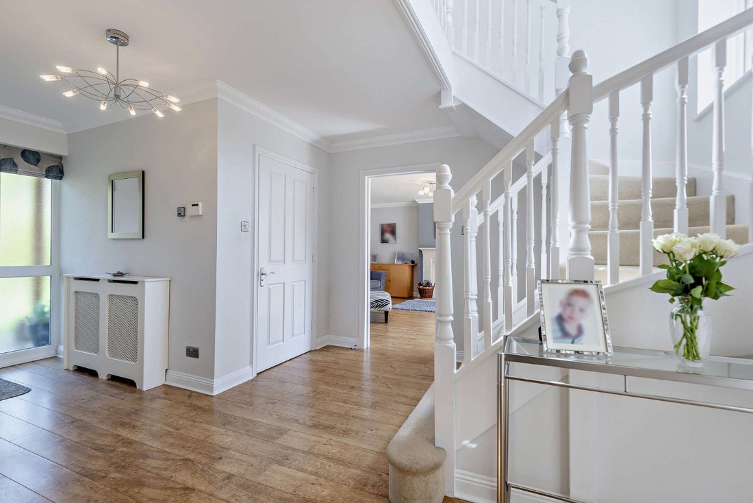 House in Upper Basildon, England 5 - 17139773