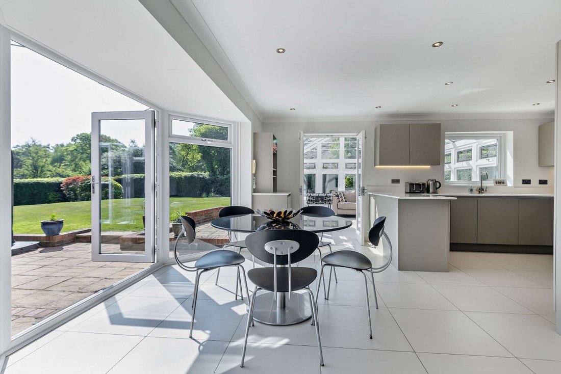 House in Upper Basildon, England 2 - 17139773