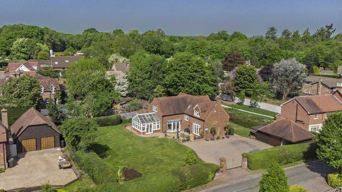 House in Upper Basildon, England 1 - 17139773