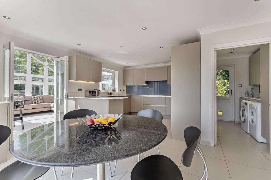 House in Upper Basildon, England 4 - 17139773