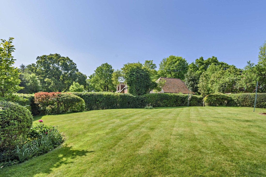 House in Upper Basildon, England 3 - 17139773