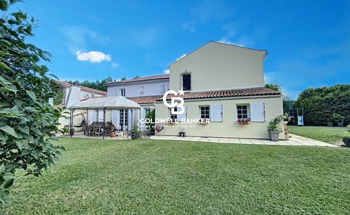 House in Saint-Cesaire, Nouvelle-Aquitaine, France 1