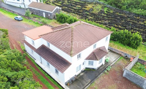 House in Criacao Velha, Azores, Portugal 1