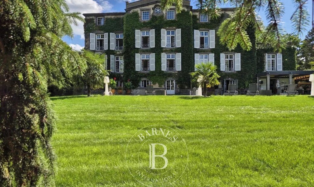 18th Century Estate With Castle And Outbuildings, Ideally Located, Puy De Dôme.