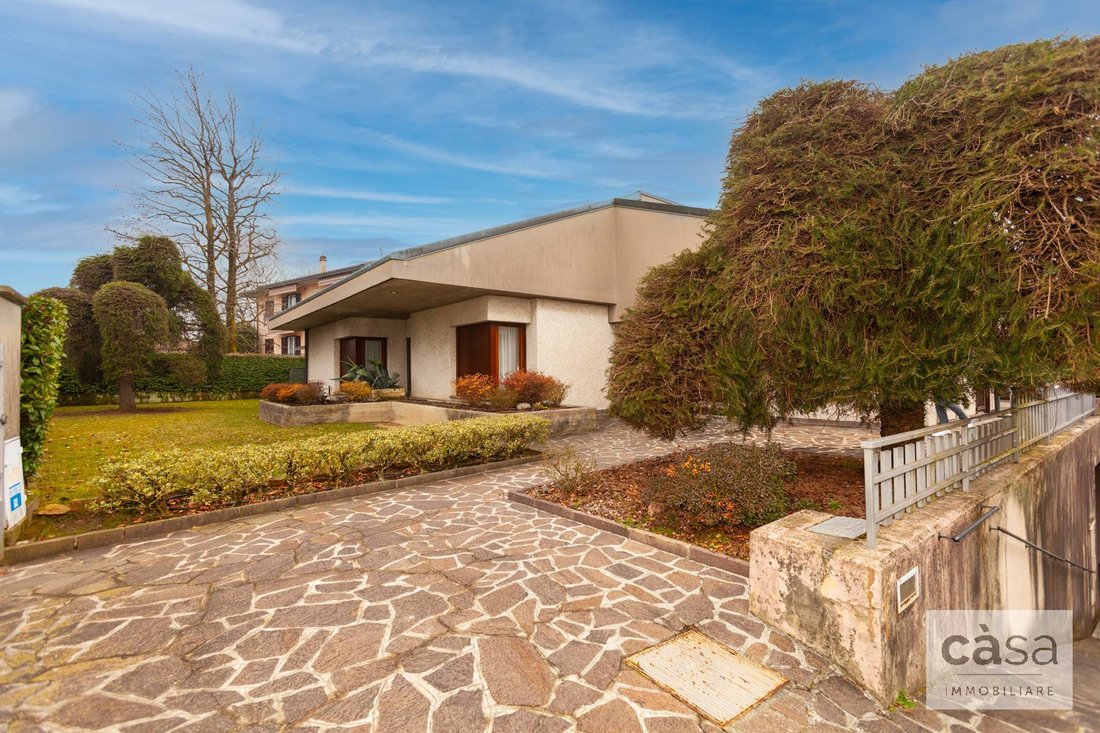 Villa in Bobbiate, Varese, Lombardy 2 - 17143560
