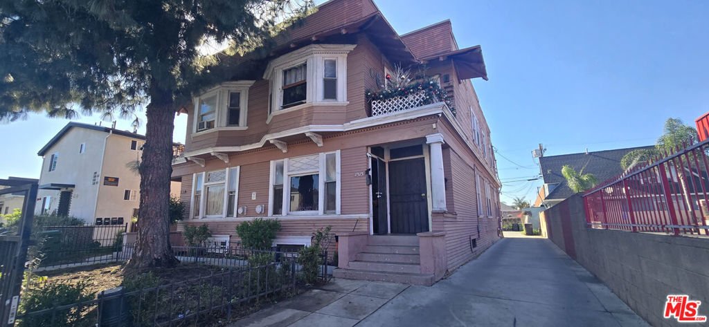 Los Angeles, California, United States 1 - 17142254