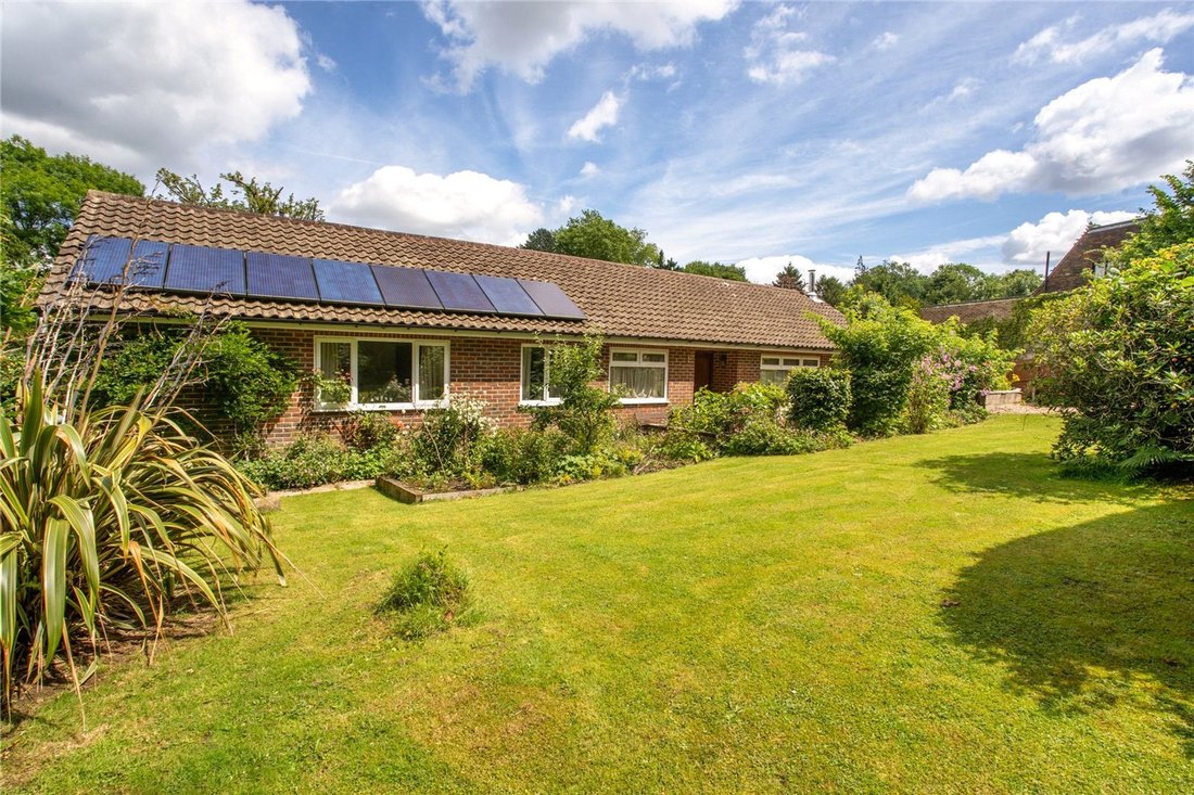 Bungalow in Woldingham, England 1 - 13586561