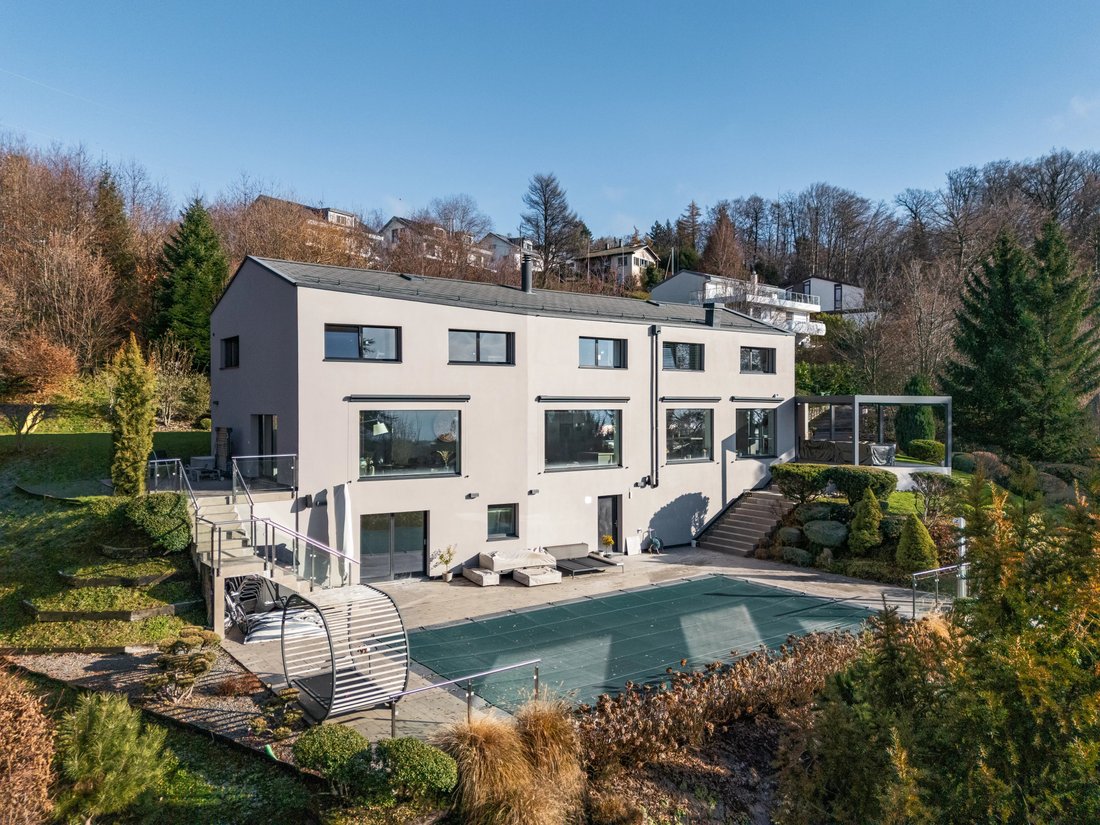 Modern Property With Swimming Pool And Unobstructed Lake Views