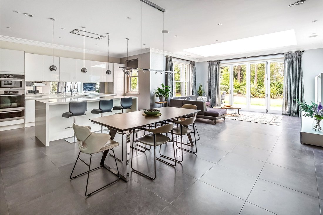 House in Ashley Park, Elmbridge, England 2 - 17146146