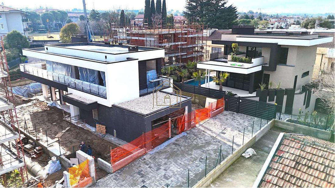 Villa in Desenzano Centro, Desenzano del Garda, Lombardy 5 - 16550597