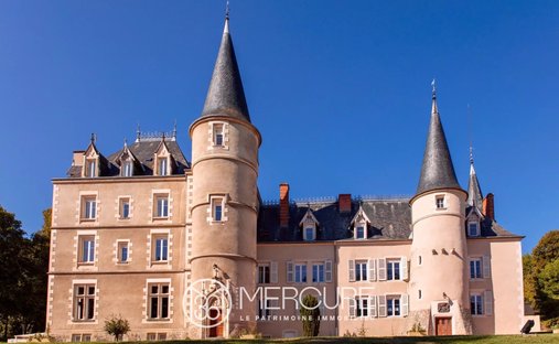 17th C. Chateau (With A Section Dedicated To Events) And 5 Acres In Centre Of France