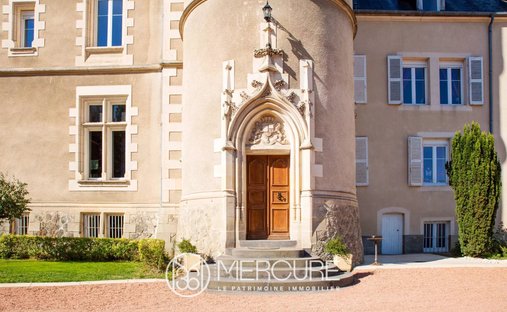 17th C. Chateau (With A Section Dedicated To Events) And 5 Acres In Centre Of France