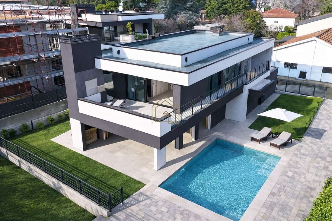 Villa in Desenzano Centro, Desenzano del Garda, Lombardy 1 - 16550597